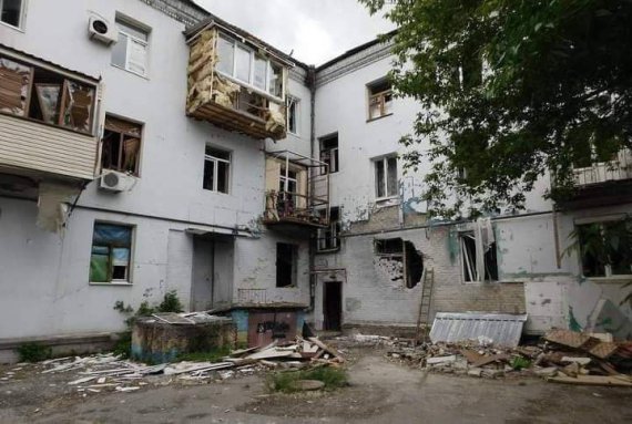 Враг обстреливает жилые дома в Луганской области
