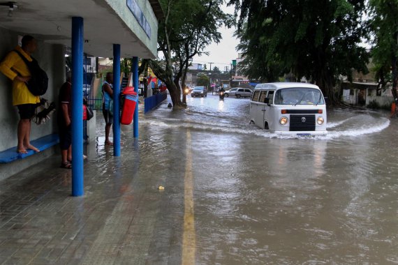 Рясні зливи і зсуви в Бразилії залишили без даху над головою тисячі людей