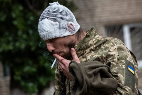 25-летний раненый украинский солдат по прибытии в госпиталь на востоке Украины 29 мая 