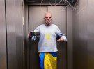Берлінський стиліст і художник по костюмах Френк Вайлд робить ліфтолуки у кольорах українського прапора