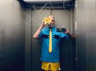 Берлінський стиліст і художник по костюмах Френк Вайлд робить ліфтолуки у кольорах українського прапора