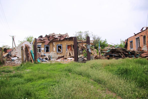 На подвір'я пенсіонера росіяни скинули з літака дві бомби, безповоротно зруйнували житловий будинок і сарай