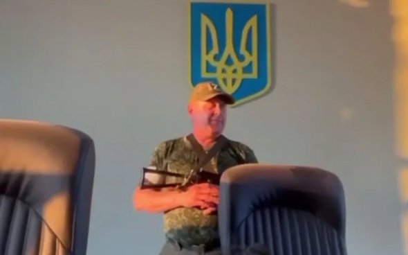 Пономарьов вдерся в міськраду з автоматом.