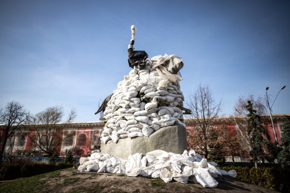 В Киеве памятник Тарасу Шевченко защитили специальной конструкцией