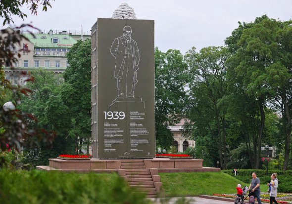 Памятник Тарасу Шевченко защитили специальной конструкцией