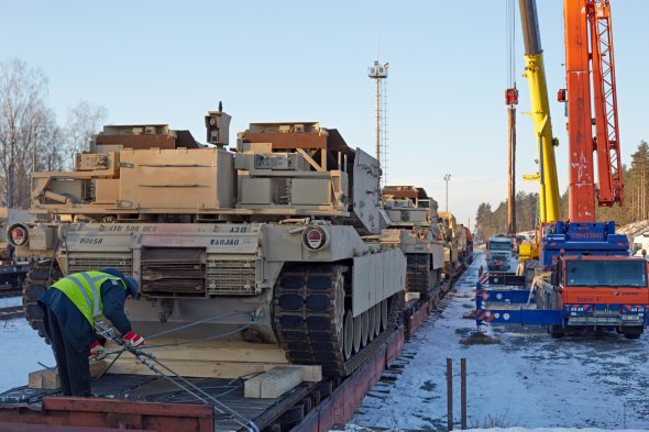 Танки и военное оборудование армии США выгружают из поездов на грузовики на станции Гаркалне вблизи Риги, Латвия, 8 февраля 2017 года. Фото: Alexander Welscher/Getty Images