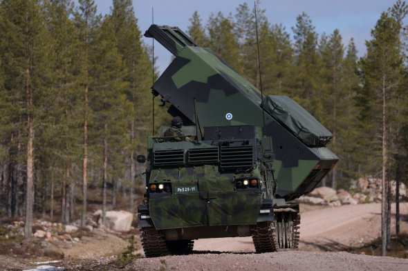 Тяжелая ракетная установка M270 MLRS финских вооруженных сил участвует в военных учениях LIST 22 с боевой стрельбой Lightning Strike на полигоне Роваярви 23 мая 2022 года недалеко от Рованиеми, Финляндия. Фото: Шона Гэллапа/Getty Images