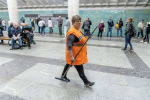 Прибиральниця йде станцією Метробудівників Харківського метрополітену. Його роботу відновили 24 травня. До цього три місяці підземка працювала як укриття