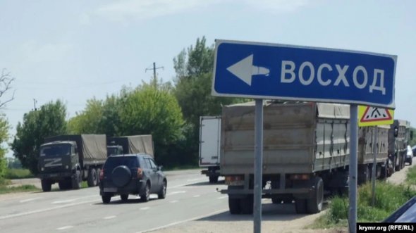 Вантажівки із зерном на узбіччі на в'їзді до селища Красногвардійське