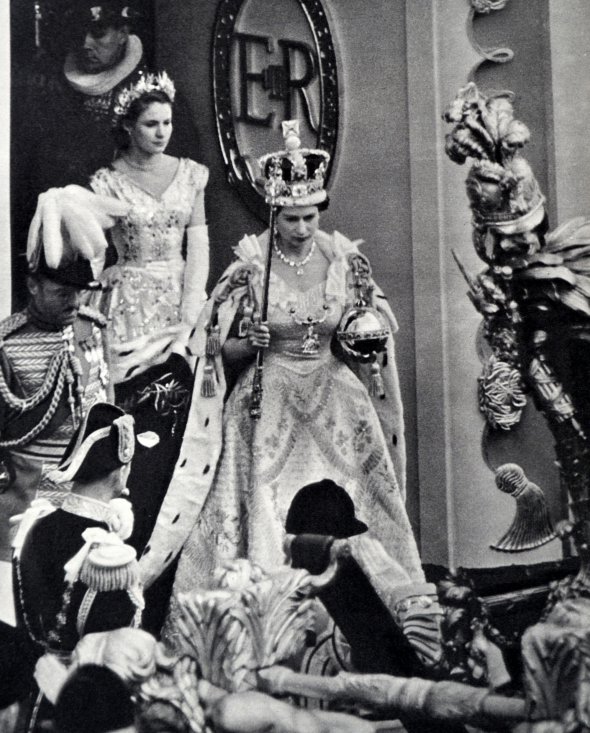 Коронаційну сукню королеви Великої Британії Єлизавети ІІ покажуть публіці