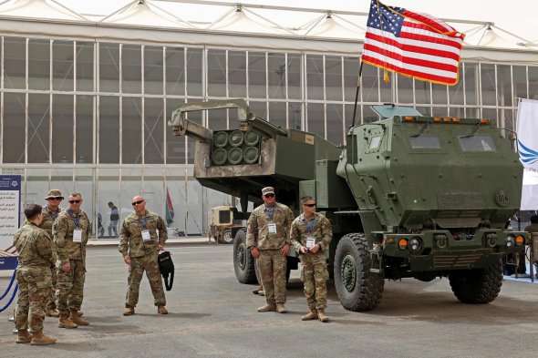 Військові США біля артилерійської ракетної системи M142 HIMARS під час Всесвітнього оборонного шоу, 6 березня 2022 року 