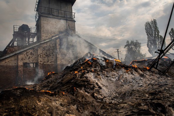 Пепел сгоревшего зерна можно увидеть в зернохранилище в городе Северск на  Донбассе, май 2022 года 