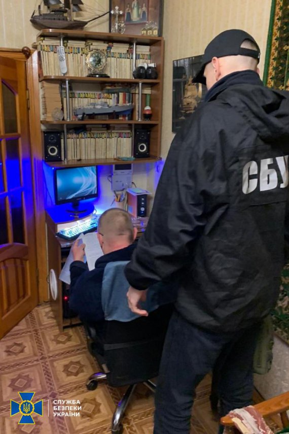 Правоохоронці вилучили у зрадників комп'ютерну техніку та мобільні термінали із доказами протиправної діяльності.
