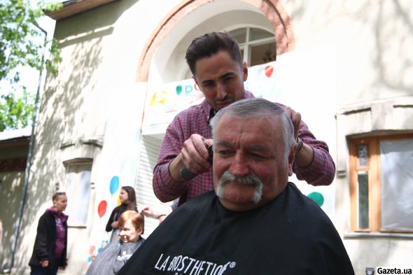 Перукар робить Миколі Коваленку нову стрижку та майстерно вкладає вуса 