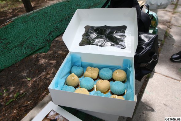 Волонтери привезли для ірпінців патріотичні тістечка