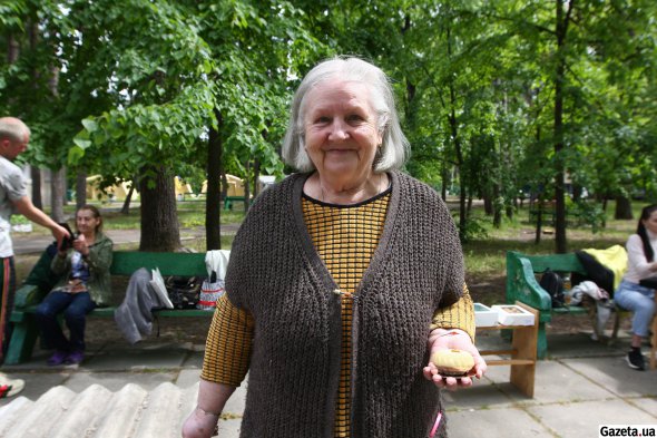 Валентина Католіченко проживає в Ірпені з 1953 року. Ворожі снаряди потрапили в будинок, коли жінка перебувала всередині. Валентина дивом урятувалася, однак унаслідок вибуху отримала контузію