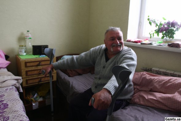 Микола Коваленко проживає у санаторії "Дубки" разом із дружиною. У сусідньому блоці мешкає його брат