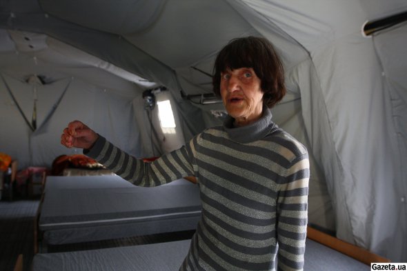 Валентина Кучеренко проживает в палатке на территории санатория вместе с сыном. Общежитие, где у них была квартира, обстреляли российские военные