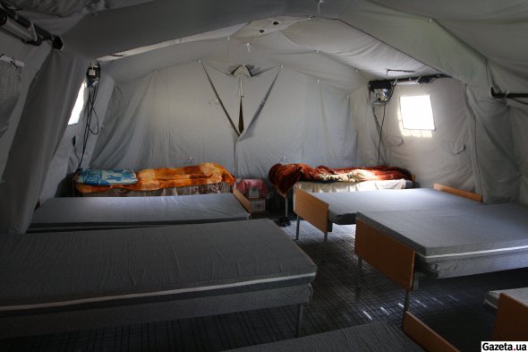 В палатках есть все необходимое для проживания. Сюда провели электричество, установили генераторы и тепловые пушки.