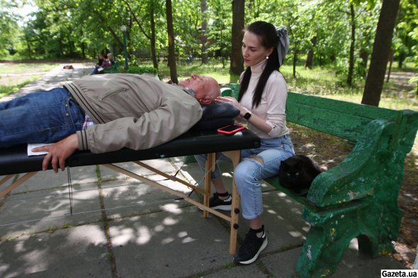 Жителям лагеря проводили сеанс расслабляющего массажа. Такая практика снимает стресс и освобождает голову от негатива