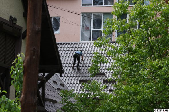 Ирпенцы уже начинают отстраивать свои дома. В городе кипит жизнь, работают коммунальщики и строители