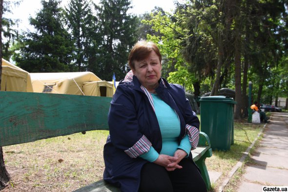 Нина Ермакова одна из первых заселилась в санаторий. Сейчас женщина наблюдает за работой лагеря