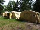 На территории санатория установили качественные палатки. В них можно заселить до 70 человек