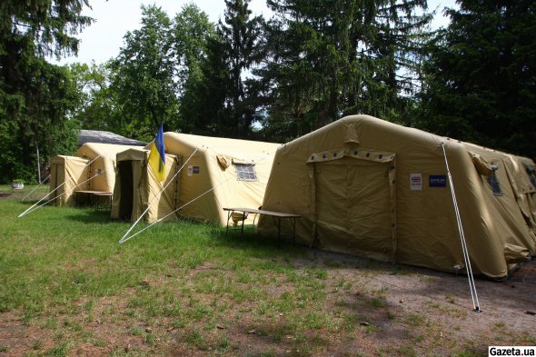 На территории санатория установили качественные палатки. В них можно заселить до 70 человек