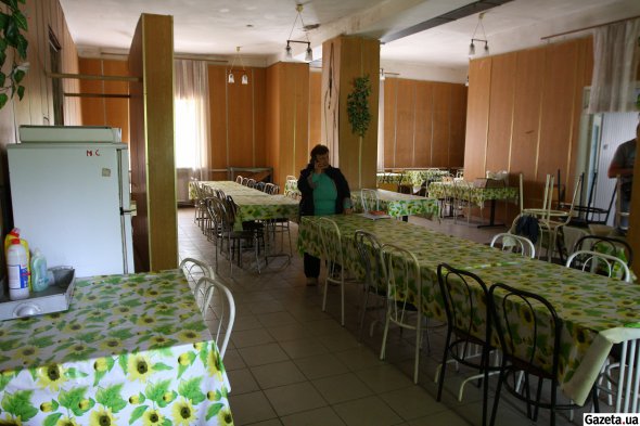 Столовая санатория "Дубки". Здесь жители лакомятся обедами, которые привозят волонтеры
