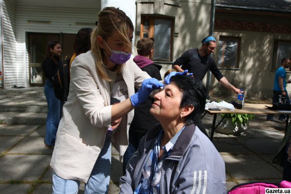 В санаторий приехали топовые мастера красоты Киева. Жителям лагеря они бесплатно делали прически, маникюр, коррекцию бровей и массаж