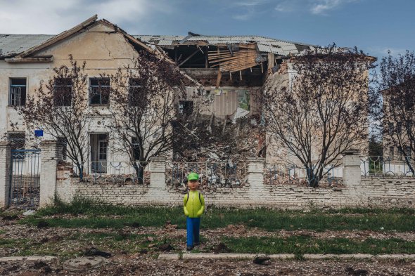 Зруйнована внаслідок російського обстрілу школа у Сіверську Донецької області, 31 травня 2022 року. 1 червня у світі відзначили День захисту дітей 