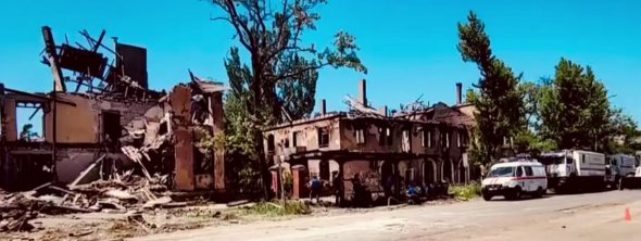 Російські окупанти знесли у Маріуполі перші будинки по пр. Єдності 56-60. Фото: Скріншот з відео