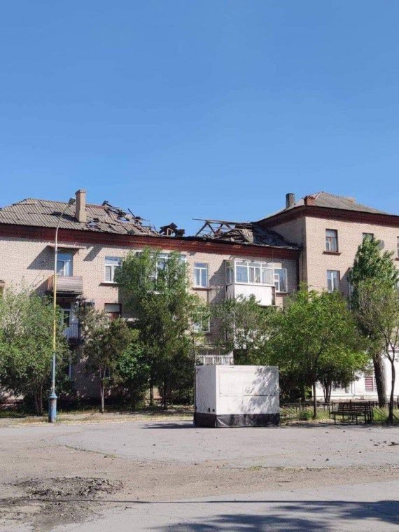 У Сіверськодонецьку росіяни обстріляли завод "Азот". У Лисичанську – будівлі поліції та пошти.