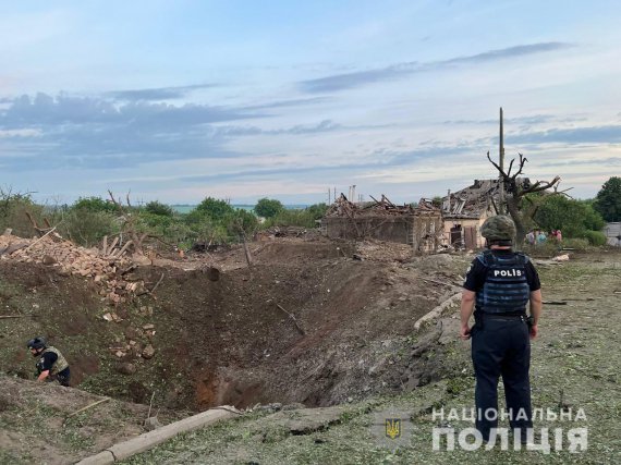 За сутки оккупанты обстреляли 13 населенных пунктов, убили и ранили мирных жителей. Фото: Национальная полиция