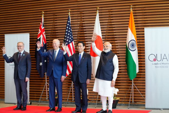 Прем'єр-міністр Австралії Ентоні Альбанезе (зліва направо), президент США Джо Байден, прем'єр-міністр Японії Кісіда Фуміо та прем'єр-міністр Індії Нарендра Моді фотографуються 24 травня 2022 року у Токіо, Японія. Туди Байден прибув після візиту в Південну Корею. Фото: Zhang Xiaoyou - Pool/Getty Images