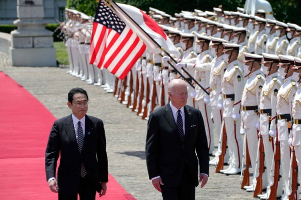 Президент США Джо Байден приймає почесну варту разом з прем'єр-міністром Японії Фуміо Кісіда під час церемонії вітання президента Байдена у Державному гостьовому будинку Акасака 23 травня 2022 року в Токіо, Японія. Фото: Eugene Hoshiko - Pool/Getty Images