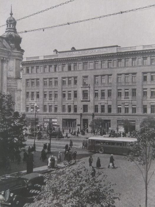В сеть выкладывают исторические фото Киева. Троллейбус на Крещатике напротив улицы К. Маркса (Городецкого). 1937 год.