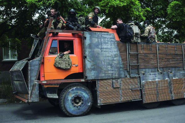 Бійці батальйону ”Азов” зайшли в Маріуполь, щоб звільнити місто від проросійських бойовиків, 13 червня 2014 року. Формування здійснило успішний штурм позицій сепаратистів. Проводити операцію допомагали батальйон ”Дніпро”, Національна гвардія України та спецпідрозділ Міністерства внутрішніх справ