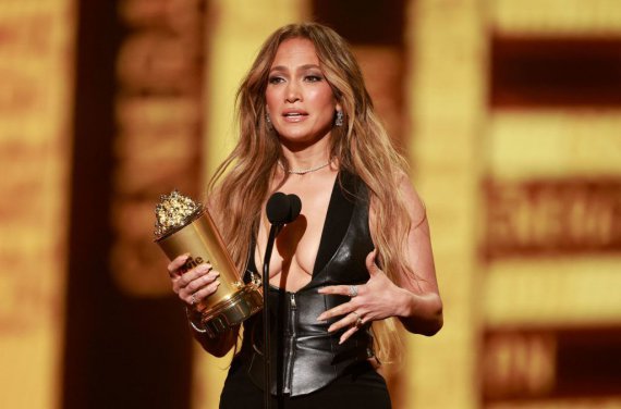 Співачка та акторка Дженніфер Лопес отримала відразу кілька нагород на MTV Movie and TV Awards: за найкращу пісню до фільму та відзнаку "MTV Визнана поколіннями" (MTV Generation Award)