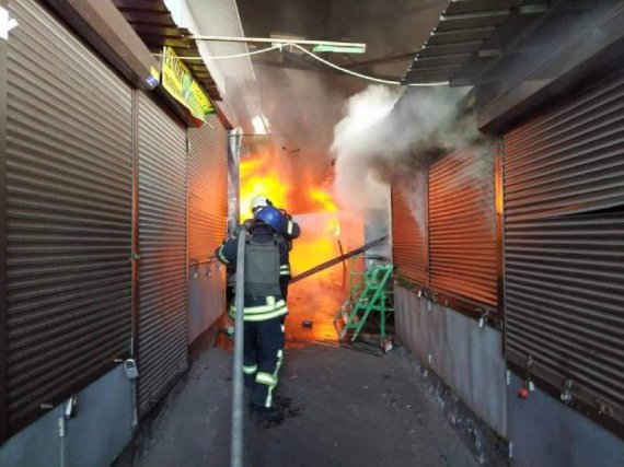 Ворожий обстріл Лисичанська спричинив пожежу на ринку. Її рятувальники гасили декілька годин