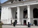 Будівля драматичного театру у Маріуполі, де росіяни вбили сотні цивільних людей