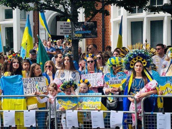 Украинские женщины-беженцы снова вышли на Марш Матерей