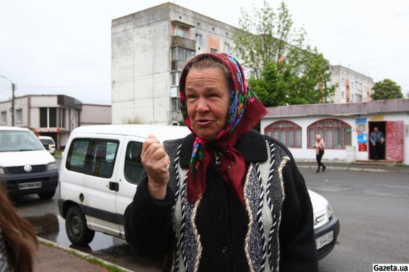 Галина мешкає у триповерхівці в Іванкові. Її будинок обстріляли окупанти, однак квартира залишилась неушкодженою, тільки вікна повилітали, зізнається