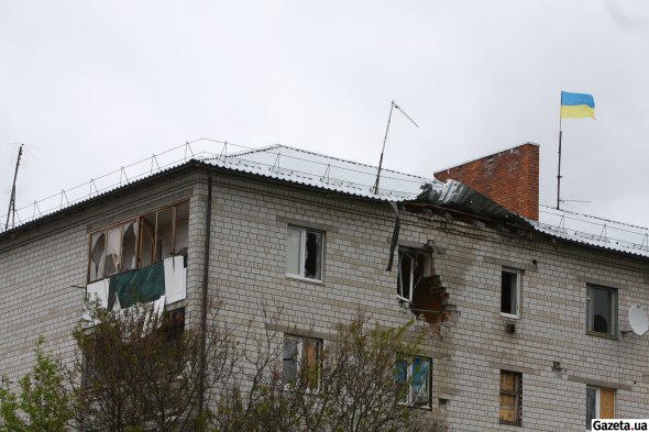 Пʼятиповерхівку в Іванкові обстрілювали з артилерії. У квартирах не залишилось жодного вцілілого вікна
