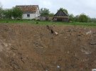 На село Кухари в Киевской области россияне сбрасывали 500-килограммовые бомбы, от которых образовались воронки диаметром более 10 метров