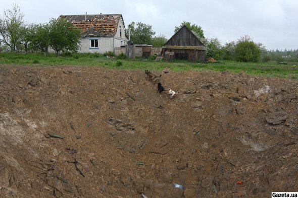 На село Кухарі на Київщині росіяни скидали 500-кілограмові бомби, від яких утворилися вирви діаметром більше 10 метрів