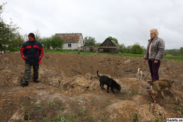 Русские обстреливали Кухари тяжелой артиллерией, кассетными боеприпасами. Удары по селу наносили после 13 марта, когда украинские защитники оттеснили их в соседнее село