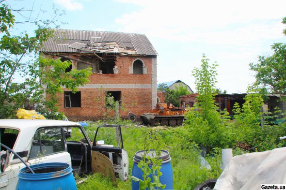 У Малій Рогані досі збереглася спалена російська військова техніка, яку загарбники ховали між житловими будинками мирних жителів