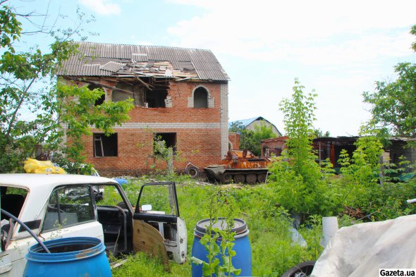 В Малой Рогане до сих пор сохранилась сожженная российская военная техника, которую захватчики прятали между жилыми домами мирных жителей