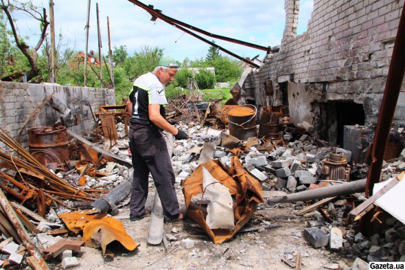 Харків'янин Станіслав показує дощенту спалений будинок своєїтещи, в якому у росіян під час окупації Малої Рогані був штаб і госпіталь
